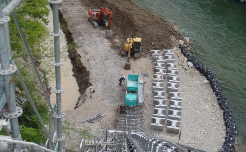 栃木県 護岸改修工事 工事用超大型モノレールメーカーの内田産業株式会社